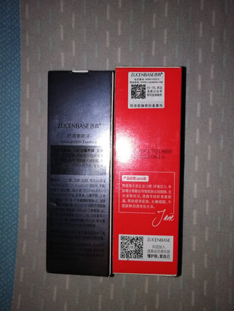 之前一直用透真烟酰胺精华液，非常很好用，偶然间发现了虾青素精华液，因为核心成分雨生红球藻具有非常**的抗衰老能力，所以就迫不及待的买了2瓶，性价比很高，整个产品的成分也很好，相对温和。