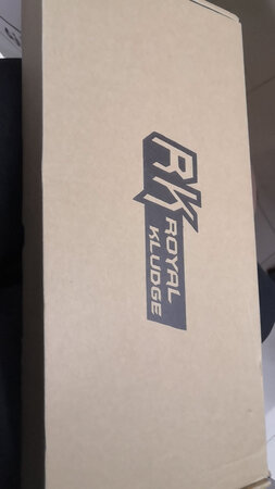 心水无线键盘好久了，之前活动秒杀，一直没货，而且家境贫寒。攒了好久的生活费，正好双十一大采购，跟曼巴无线凑起来正好买了一套无线套装。键盘比我的青轴软一点点，比薄膜手感又硬一点。。。。。。。。。。。。。