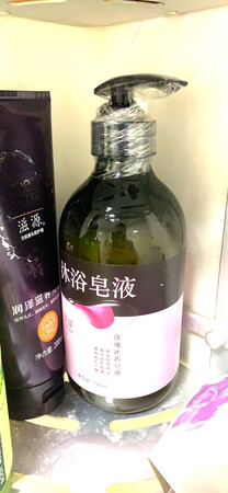 一直在用这款沐浴露，玫瑰味的特别推荐，味道好，皂液的舒服不伤皮肤，泡沫也算丰富，做活动买特别划得来，囤货一次用一年的节奏，还是我大京东靠谱，买买哦买买，继续搞活动啊啊啊啊，得得得得得得得得得得赞赞赞赞赞赞赞赞赞赞赞赞赞