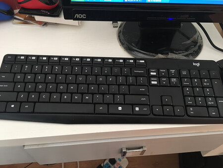 键盘很难用，无线连接问题，经常卡起，掉线，无法正常工作！