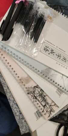 做工质感：做工还不错，写字笔出水流畅
手感：手感不错，可以写好长时间了
其他特色：赶上国庆节北京快递进不来，快递直接自己退回去了，联系店家，马上又给发了一套，换了家快递公司，值得称赞一下
尺寸大小：16开大小，5本