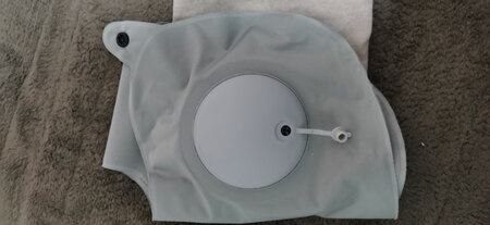 很早就想买一个这样的颈枕，虽然那些不能缩小的很舒服，但是外出时候太不方便携带。占地方还容易丢，所以想买这种便携式的。收到的时候小袋子很小，试用的话感觉充气还是挺方便的，撒气速度也不错。以后外出可以节约空间，也会方便旅途。感觉不错，待长期使用后再看看使用体验。
