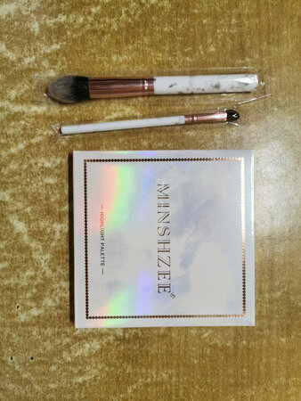比想象中的大，送的刷子也很好。