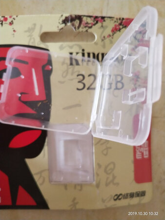手机内存卡已经安进手机里面了，32g的内存卡安装在32g的手机里面显示31g多的内存，安装在16g的手机里面显示的29g的内存，目前还没有使用，?还没有找到设置，内存卡是没问题，品牌的信得过，这个品牌好多人都说好，我都是听朋友说，这个品牌的内存卡比较好，我就直接购买的，确实不错，而且快递很快，包装也好，以后还会使用这个品牌