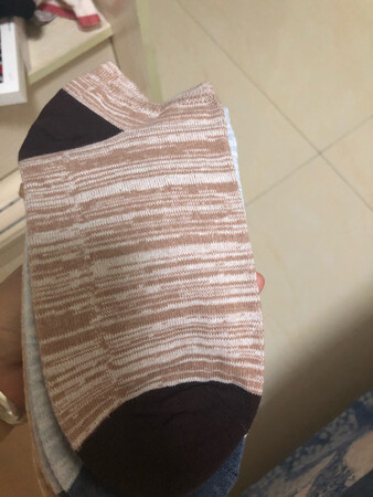 与图片颜色不符，没有黑色灰色蓝色。哎～