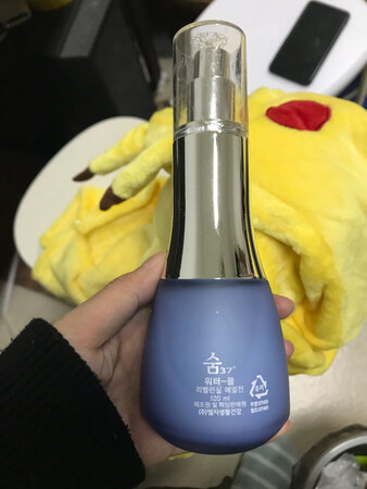 乳液不错，和水一起买的，不过一瓶乳真的可以用很久很久，这种乳液也不油腻，质地比较轻薄，擦上挺保湿的，然后就是不刺激，不会过敏，这点特别好，价格也算便宜，日常护理绝对OK，不用担心营养过剩，普通保湿补水妥妥的，好评！