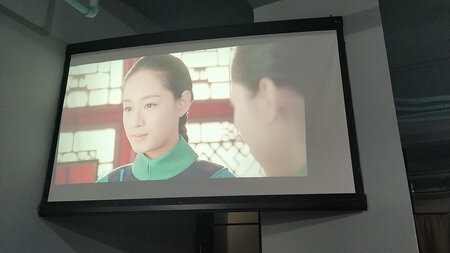 外形外观：投影仪很好，使用方便均匀度对比度亮度都挺不错的，推荐购买，物有所值，很好很好。