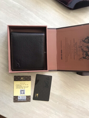 趁着活动买了一个钱包，价格非常的实在，拿到手之后，外面的包装非常的漂亮，送了一个包装礼盒，里面的钱包，用了一个布袋子包着，摸到手之后感觉皮质非常的好，里面的设计非常的漂亮，感觉颜值爆表，唯一的缺陷就是感觉你跟他卡包数不够。放到口袋里面之后，也不会显得非常的后，总体来说非常的不错，特别喜欢这个标志，嗯，是印上去的一个商标，本人非常喜欢这样的一款。