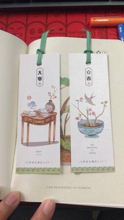 产品质感：封皮很好看
尺寸大小：大小合适
厚薄程度：很精致的小本，纸质不错，摸着很平顺
产品设计：很有感觉，隔几页有个插画
其他特色：有活动还挺值的，价钱也可以接受。双十一影响，物流不太准时，但也可以理解。