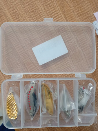 实事求是说，包装盒确实不错，铁片也还行，关键是鱼钩太差了:做工粗糙，肉眼都能看到很多毛刺，钩尖还有些变形。收到货与客服沟通，希望能帮忙发几个鱼钩，我自己换了。结果回复我可以选择直接退货，还说每个人对产品的期望值不一样，无法让每个人都满意。这话听起来是没有问题，但言外之意就是：如果你不满意可以退回，你不买有人买，你不满意有人满意，四个字概括就是：愿者上钩。