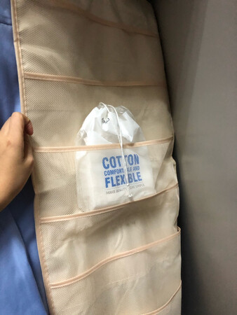 也太人性化了吧！一面是小格子，一面是长条的格子，非常好用！！！就是这个颜色和图片的比起来要再深一些，感觉有点丑，不过放衣柜里也不太在意啦，好用最重要！