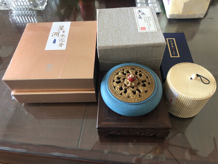 用了一段时间才来评价，实物比图片更漂亮，非常有质感，就是不知道是不是纯铜的