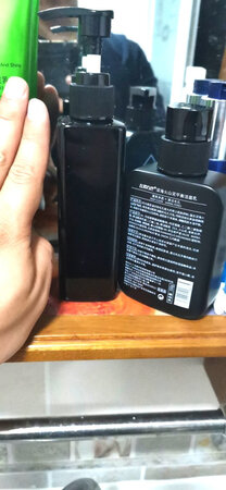 其他特色：一抹就能揉下小沫沫
产品包装：包装比较精美
这款产品套装是比较很多产品感觉这两个组合比较经济实惠吧，抹在脸上轻柔能搓出小碎末，就像沾湿纸巾揉碎的那种小碎末，不知道是不是老化的肌肤，附带一张成人手和产品的大小比较，算是给他人一个参考吧