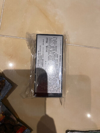 产品包装：就是正常的小塑料袋包装，个人并不介意。
产品质感：之前用过大师，感觉不错，这次双十一换个色号试试。最近脸上长痘，希望能遮着痘痕。
其他特色：相信京东自营的品质，送货速度比较快，双十一用了满499减150还有京豆等优惠，四百多点买下来的。这些年购物在京东自营买了不少，因为速度快，很少去**了。希望自营能保持品质，越来越好。