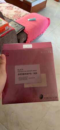 产品质感：特别服帖
使用感受：冰冰的凉凉的镇静肌肤舒服
适合肤质：我是混干很好用
补水效果：不错
这个应该是清洁用的，敷完白头都冒尖尖了挤掉就平了
很好用