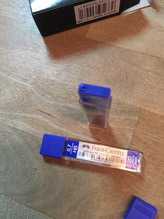 整体来说还是比较不错的，这次买的是0.7mm的。
做工质感：做工比较精细，粗细很均匀。
颜值包装：包装设计比较合理，方便小朋友取出，有个单独的小孔，限制住以防全部掉出来。
字迹粗细：因为买的是0.7mm，略微粗一点，但是不容易断，刚刚好！