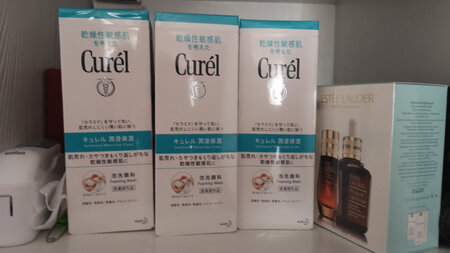 肤质处于轻油轻干临界值。一款洁面于我而能做到适度清洁洗完不假滑不紧绷就足矣。这款洁面由两种氨基酸表活和一种甜菜碱组成的清洁体系。清洁力度适中。这款使用起来方便压一泵或者两泵就可以。气味是一股淡淡药味。肤感一般。洗完不假滑不紧绷。虽然添加少量防腐剂主要还是以多元醇和乙基己基甘油作为防腐体系。很温和适合大多数敏感肌适用。