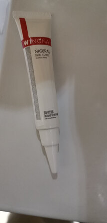 抹上以后凉凉的很好，控痘效果再看如何