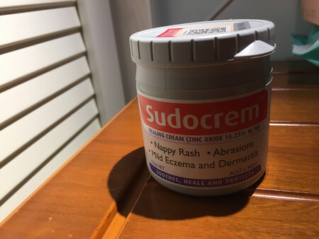 原先根本不知道这个产品。月嫂来家里第一天就叫我们买这个，说这个专治红屁股，一抹就好，而且强调一定要买白色膏体的，不然没用。买回来用了以后发现真的很有效，红屁股果然是一抹就好了，每次只要涂抹一点点就够了。