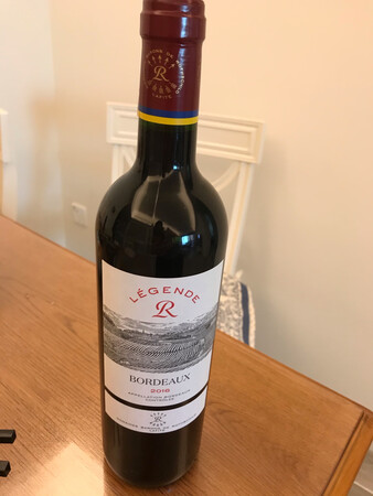 酒还没有品尝，喝过了再来评价，我们按盒的商标字打开发现酒是倒着放的，让我怀疑这酒是正品货吗？我担心?会有坏的，我翻过来打开还好没有坏的。我想厂家真能犯如此低级错误吗？这酒也没有便宜到把6瓶酒反装盒里，建议出厂前要做好检查，不过说心里话我下次不会买。细节决定成败！