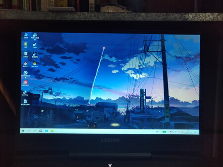 产品包装：包装很精致
安装操作：屏幕贴膜比较简单，也没有产生气泡
使用效果：以前没用过防蓝光的屏幕膜，刚换上总感觉怪怪的，感觉总体变蓝了，下吧有两张对比图（最后一张是没有贴膜时的）