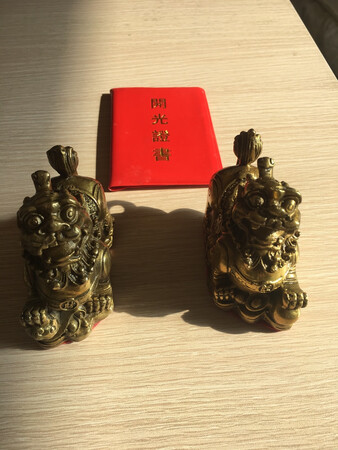 一对貔?栩栩如生，物有所值，赠品也货真价实，一样不少。