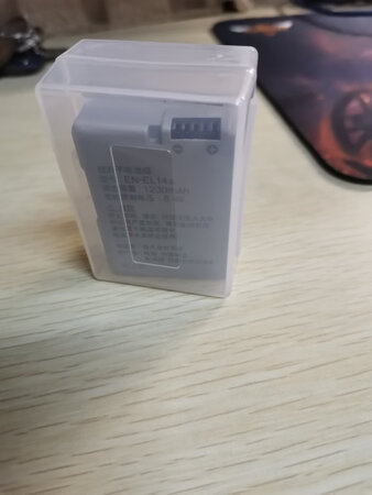因为之前原装的电池满足不了使用的需求，所以准备买一块当做备用电池，刚收到货，包装还算是扎实，里外两层包装，最里面还有一个小盒子，送了一张小方巾，装到相机里显示的是电量四格，所以没有充电，物流下单到到手一共三天左右，明天去试试电池的耐久程度。算是一次满意的购物。