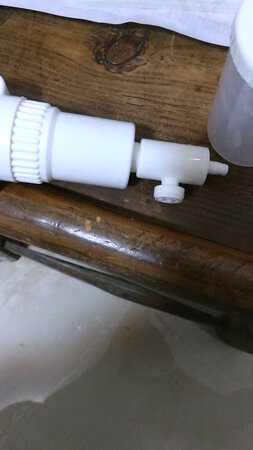 使用时漏痰，清洗时发现容器与吸杆部分有个垫圈位置有问题，重装后再使用，发现还是有问题，垫圈一部分掉在容器里。再就是拉动很吃力，很累，感觉说明与实物相差很大，给个差评。