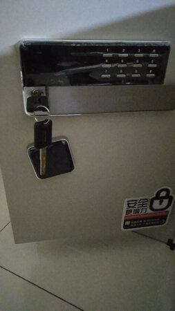 不错不错，得力保管箱包装很好，得力保管箱是金刚防盗，简单明了的一种家庭保管箱。外观设计好看漂亮，内箱设计精致，颜色很正特别喜爱。得力保管箱就是好，操作方便，操作方法便于老人记忆深刻。得力保管箱是每个家庭必备的家用保险箱。快递小哥很给力，一个人就把得力保管箱给背上了六楼。在这儿对快递小哥说一声：您辛苦了