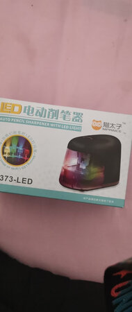 做工质感：买了很多东西 都非常满意 很好的卖家 我会常来的 折扣卡可以升到顶级了吧不错 面料很薄 春夏交替季节穿合适 。款式也很好，卖家描述的图片和实物基本上没有什么差异。物流公司的态度比较想象中要快太多，早上下单 没想到第二天下午就收到快递小哥哥的电话了、以后还需继续关注！店长人还不错！好评 好评！