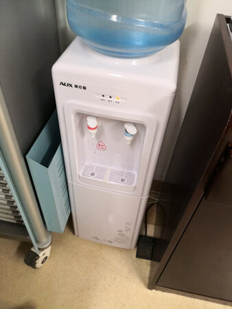 这台饮水机价格合适，功能简单，还有冷水跟热水，夏天的话使用起来也很舒服，而且是造型比较简单，没有太复杂的功能，放在办公室用最好，京东送货还是挺靠谱的，师傅亲自给搬到楼上了。目前使用没什么问题，等用一段时间看看有什么情况再追评吧。
