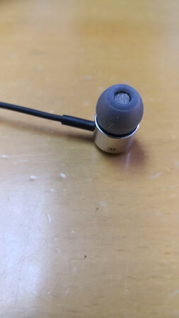 物流给力。刚用了两天，不像想象的那样好，声音有时间断。最不能接受是线弯曲不容易恢复平整。提示音是外语，问过客服说只能外语，没有中文。也性价比不高。
