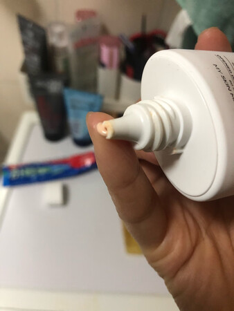 用了两瓶了，原来是家乡产的，提亮肤色略带粉质的感觉，很好涂抹，整体都不错。