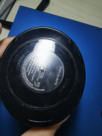 做了功课，然后仔细对比了之前在专柜买的，得出结论应该是正品，盒子的二维码是浅色的点，有不透明的白膜，粉扑棱角分明，可以轻松安上专柜买的替换装，底下拱桥是连续的，气垫上是有小三角形的格子网的，供网友们参考