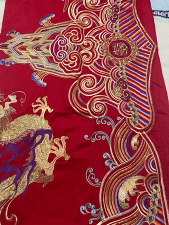 面料材质：跟描述一样。
颜色图案：很正。
触摸手感：舒适。
产品包装：完美。