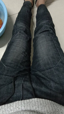 裤子挺好看的，而且穿在身上也挺舒服的，挺喜欢他的束脚设计，个人觉得比直筒的牛仔裤要好看很多，挺喜欢这条裤子的，有一点瑕疵，就是刚到的时候，裤子会有异味，但是洗过几次异味会渐渐消失，还有一点就是所有牛仔裤的通病，洗的时候他会掉色。