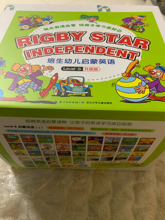 这套书买的超赞，看见网上推荐说培生幼儿启蒙英语特别适合孩子看，就赶紧给孩子买了一套。一共46本绘本，直接扫书背面的二维码就有音频给你读故事，语速也不快，不用担心给孩子读英文绘本发音不准耽误孩子了。孩子很喜欢，每天一本。
