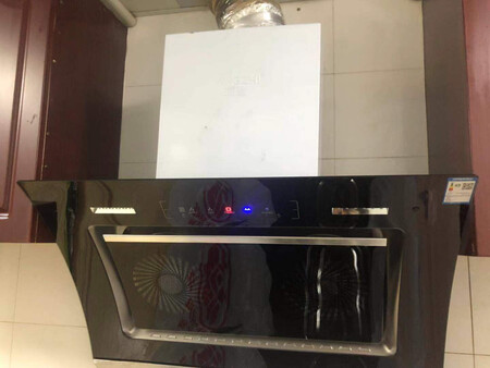 发货很快，安装也很专业，现在用起来很不错哦，还送了刀具，客服回答问题也很快速，机器样子和描述的没什么区别，好棒棒！
排烟效果：非常好！
物流速度：非常快
噪音程度：还行，还是有点声音
外形外观：我觉得挺好看的