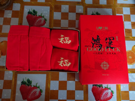 上午下单，下午到货，刚收到货，立马打开，看到物品的质量挺好的。