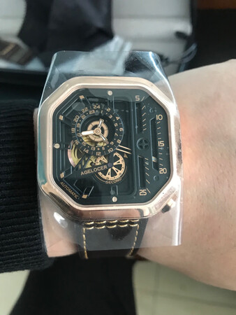 外形外观：有档次，有逼格
表带材质：戴上很舒服，赠送了一条表带