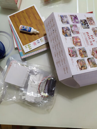 快递很快，刚拿到，这么晚了快递小哥还在送货，饭都还没吃，辛苦了快递小哥。孩子很喜欢，包装材质都很不错