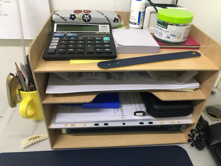 耐用度：感觉比较结实
产品设计：设计精巧，安装方便
做工质感：木质质感
喜欢安装的过程，像小时候搭玩具，简单方便，用了它桌面干净了很多，计算器、燕尾夹、曲别针盒、眼药水、名片盒等小杂物都可以归纳到一起，同事说小邋遢变成干净利索人儿了，得力品牌，值得信赖。
尺寸大小：尺寸合理，比A4稍微大一点
其他特色：中间两格有扣手，方便拿取文件