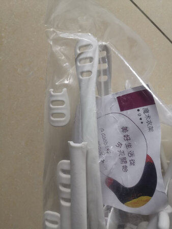 物品与描述相符，质量很好，有一个翅膀折了，卖家及时给补发了一个，只是那个圆通快递小哥把货弄丢了，等了几天终于找到，还算一次愉快的购物。