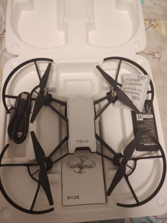 操作难易：很容易上手。
灵敏度：手机操作还是将就，在遥控范围内还是指哪儿打哪儿。
稳定性：室内环境下，飞起来后（他们所说的悬停），不做任何操作的情况下它还是会慢慢偏移。
外形外观：外观小巧。
做工质量：感觉还行。