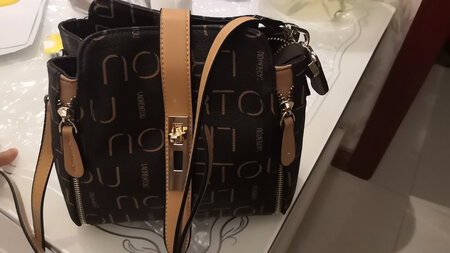 包包的性价比还不错  质量感觉还不错
