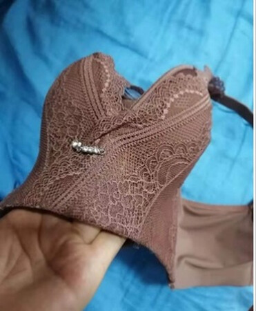 穿上很性感很有胸型，弹性较大不勒人不紧绷，收副乳效果好，罩杯软不硬，这不像之前的内衣穿着不舒服、面料很硬、而且穿着还扎人。现在都买靓衣人家的了， 特别是这2款尺码标准，穿上特别舒适，都感觉自己没有在穿内衣了透气性好，而且没有束缚的感觉，还不错的
