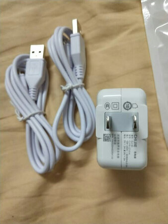 质量很不错，充电也非常的快。