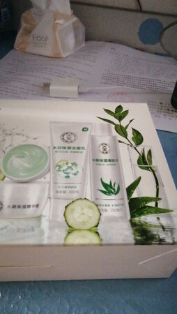 送同学的，男生，三件套刚刚好，多了懒不想用，补水，保湿，包装好，哈哈哈哈