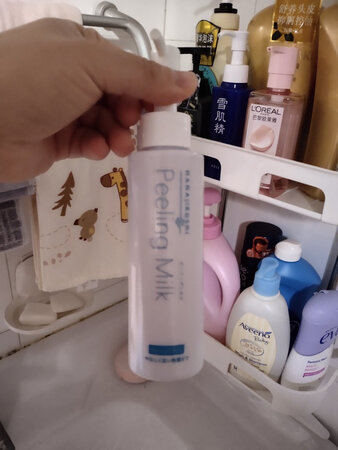 这款花印的去角质乳挺好用的 半价入手很划算 比屈臣氏搞活动便宜 去角质的东西一定要定期使用 去除老废角质对于油性皮肤来说挺重要的  去角质完了再敷个面膜 也能更好的让皮肤吸收面膜的精华 双十一期间 京东自营物流依旧给力 赞