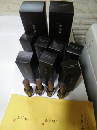 一直用雪花秀的产品，感觉皮肤很舒服。这次活动给儿子买了一盒，外包装挺精致好看，有两盒正品装洗面奶，还有好些赠品，挺划算的！这款洗面奶也非常好用，淡淡的中药味，泡沫很丰富，里面有细小的磨砂颗粒，清洁得很干净也不刺激皮肤，儿子脸上还有些痘痘也没觉得疼。洗完皮肤清爽，滋润，不紧珊，再拍上水，乳就很舒服了！还打算买一盒送人，都无货了。只有等下次活动了！